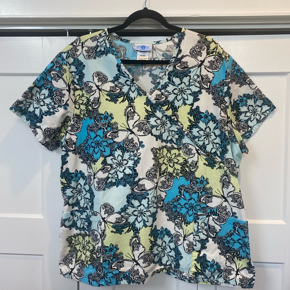 SB Scrubs Women's size 2X  Blue & white Floral Butterfly V-Neck Short Sleeve Top